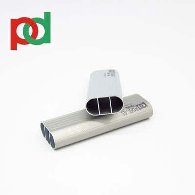 บริการตัดที่สามารถปรับเปลี่ยนได้ โปรไฟล์อลูมิเนียมสีเมล็ดไม้สําหรับตู้เสื้อผ้า กรอบประตูเลื่อน สายทาง Rail Top Bottom