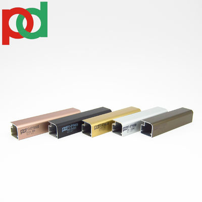 เทคโนโลยีผลักดัน โปรไฟล์อลูมิเนียมซีรีส์ 6000 สําหรับเฟอร์นิเจอร์เมลาไมน์ โกลเด้น โครม ทองแดง anodized ในขนาดใหญ่
